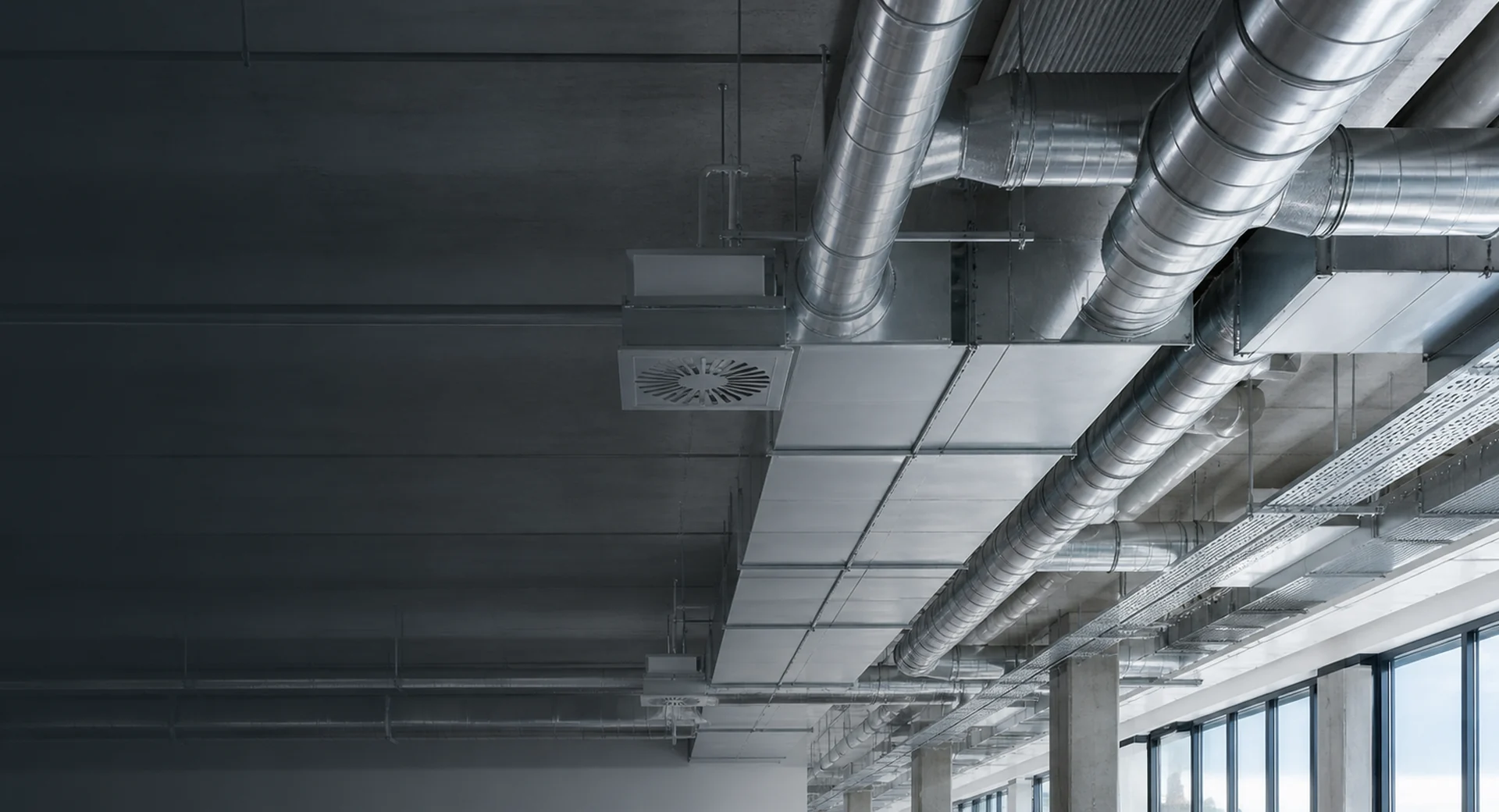 Puhas ja kaasaegne ventilatsioonisüsteem ärihoones